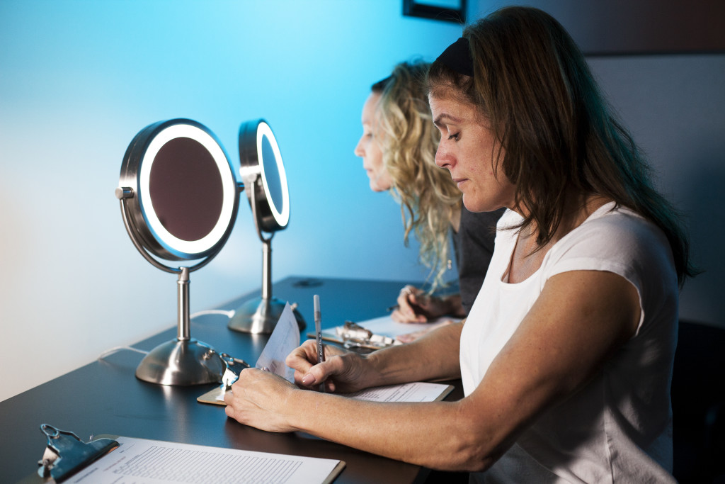 Objective assessments can be conducted through trained expert grading. Objective assessments can be conducted through qualitative questionnaires.